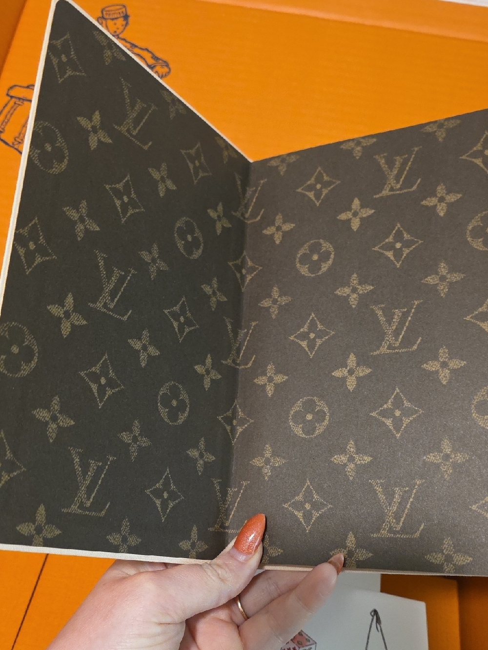 Louis Vuitton 2026 Mothers Day Jane Notebook With Sticker Set - Picture 8 of 10